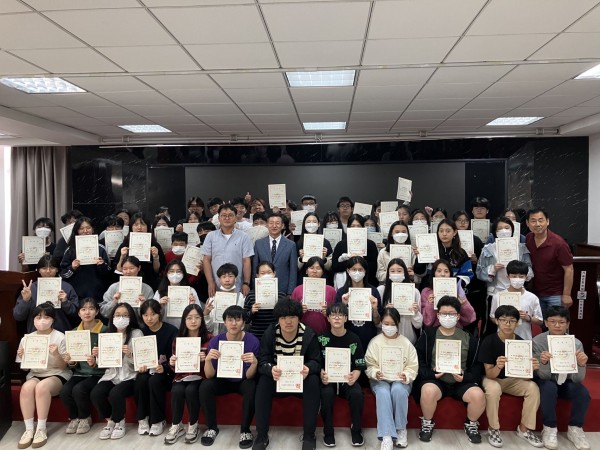 [중등부] 2학기 전교학생회 및 학급 임원 임명장 수여식